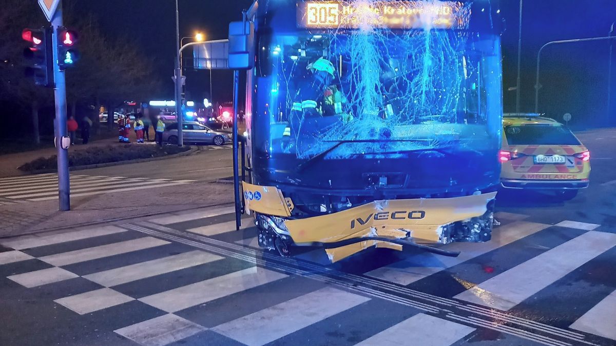 Řidič autobusu naboural v Hradci Králové do pěti aut